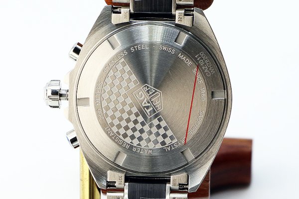 タグホイヤー　フォーミュラー１　クロノグラフ　ＣＡＺ１０１１　黒文字盤　裏面拡大