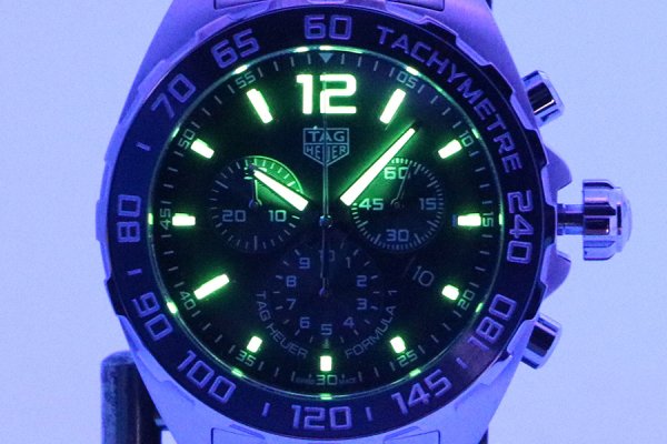 タグホイヤー　フォーミュラー１　クロノグラフ　ＣＡＺ１０１１　黒文字盤　ライト