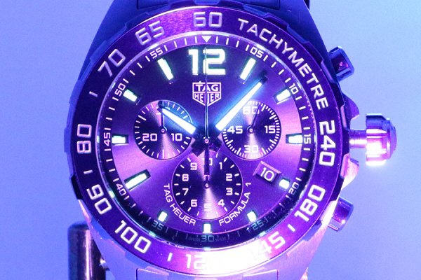 タグホイヤー　フォーミュラー１　クロノグラフ　ＣＡＺ１０１１　黒文字盤　ライト