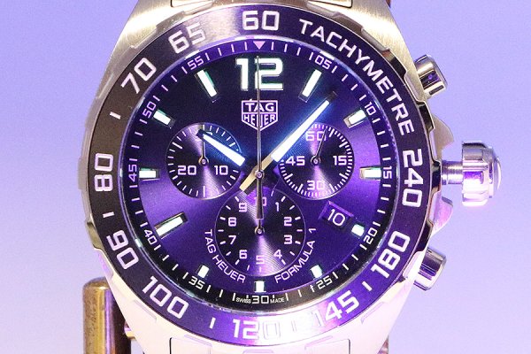 タグホイヤー　フォーミュラー１　クロノグラフ　ＣＡＺ１０１１　黒文字盤　ライト