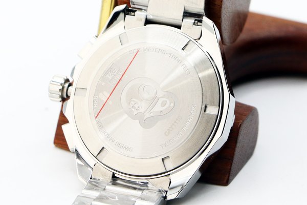 タグホイヤー　アクアレーサー　クロノグラフ　ＣＡＹ１１１０　黒文字盤　裏面拡大