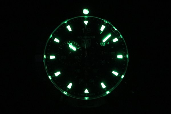 タグホイヤー　アクアレーサー　クロノグラフ　ＣＡＹ１１１０　黒文字盤　ライト暗闇