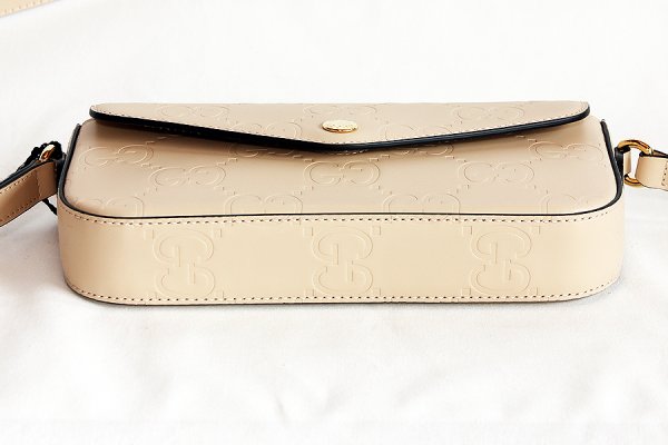 グッチ　GGスーパーミニ ショルダーバック 772794 2149 ベージュ　底