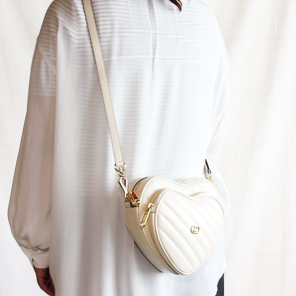 グッチ　インターロッキングG ショルダーバック 751628 525040 ホワイト　掛けたイメージ