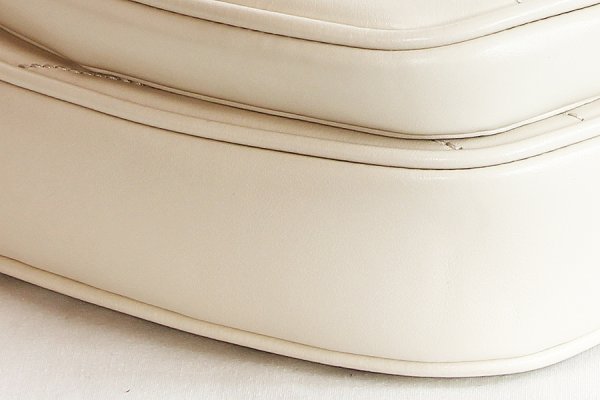 グッチ　インターロッキングG ショルダーバック 751628 525040 ホワイト　底拡大