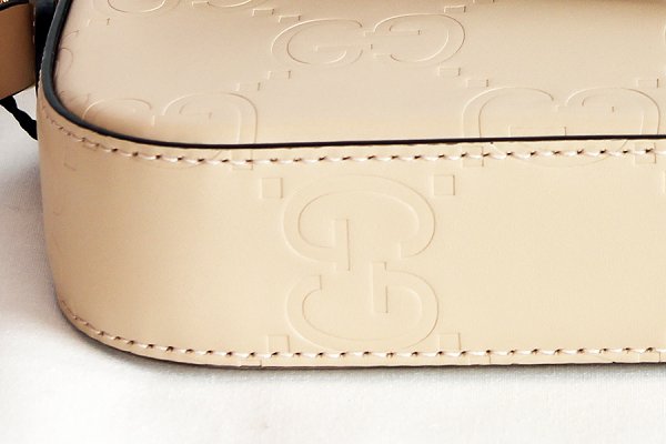 グッチ　GGスーパーミニ ショルダーバック 772794 2149 ベージュ　底拡大
