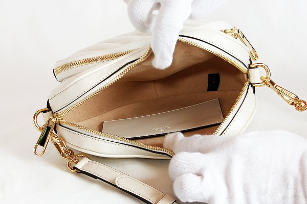 グッチ　インターロッキングG ショルダーバック 751628 525040 ホワイト　中身