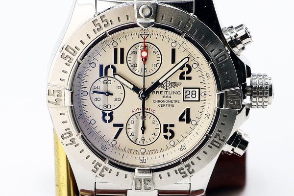 ブライトリング　アベンジャー　スカイランド　Ａ１３３８０　銀文字盤　表面拡大