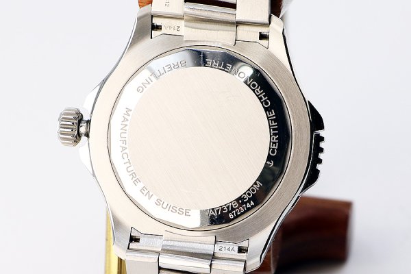 ブライトリング　スーパーオーシャン４６　Ａ１７３７８　黒／白文字盤　裏面拡大