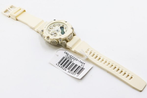 カシオ　Ｇショック　ＧＭＡ－Ｓ２２００―７ＡＤＲ　デジアナ白文字盤　ラバーベルト状態　表面