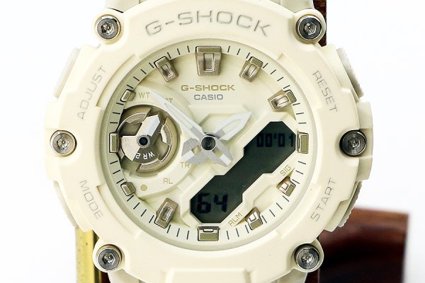 カシオ　Ｇショック　ＧＭＡ－Ｓ２２００―７ＡＤＲ　デジアナ白文字盤　表面拡大