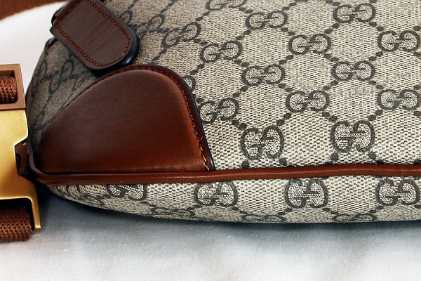 グッチ　GGエンブレム ミディアムベルトバック 821162 488628 ベージュ／ダークブラウン　底拡大