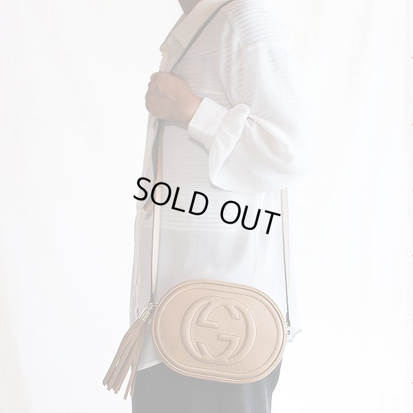グッチ　ソーホー インターロッキングG タッセルショルダーバック 747779 213317 ベージュ　掛けたイメージ
