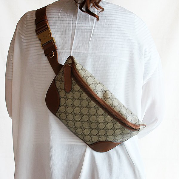 グッチ　GGエンブレム ミディアムベルトバック 821162 488628 ベージュ／ダークブラウン　掛けたイメージ