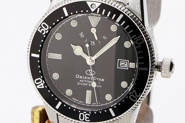 オリエントスター　スポーツダイバー１９６４　ＲＫ－ＡＵ０６０１Ｂ　黒文字盤　表面拡大