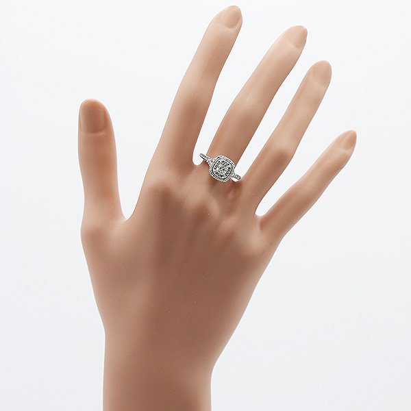 ティファニー　PT950 ソレスト クッションカット ダイアイリリング 5.90g　装着イメージ