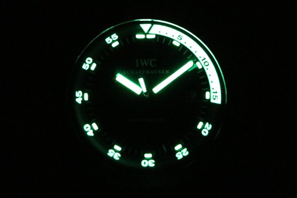 ＩＷＣ　アクアタイマー　ＩＷ３５４８０５　黒文字盤　２ツリューズ　ライト暗闇