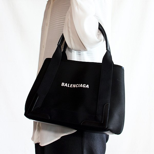 バレンシアガ　ネイビーカバスS 339933 ブラック　持ったイメージ