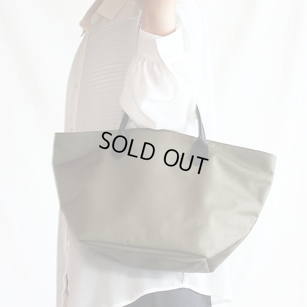 エルベシャプリエ　レザーハンドル舟型トートM 1407C トープ　持ったイメージ