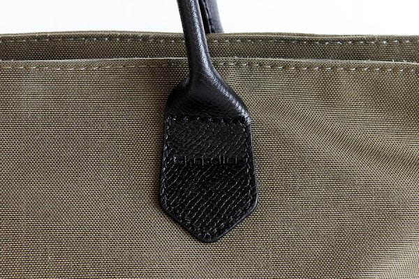 エルベシャプリエ　レザーハンドル舟型トートM 1407C トープ　表面拡大