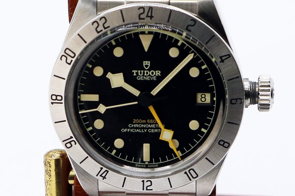 チューダー　ブラックベイプロ　ＧＭＴ　７９４７０　黒文字盤　表面拡大