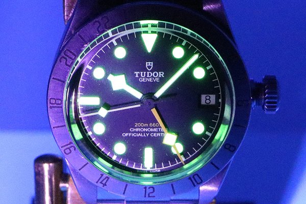 チューダー　ブラックベイプロ　ＧＭＴ　７９４７０　黒文字盤　ライト