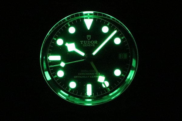 チューダー　ブラックベイプロ　ＧＭＴ　７９４７０　黒文字盤　ライト暗闇