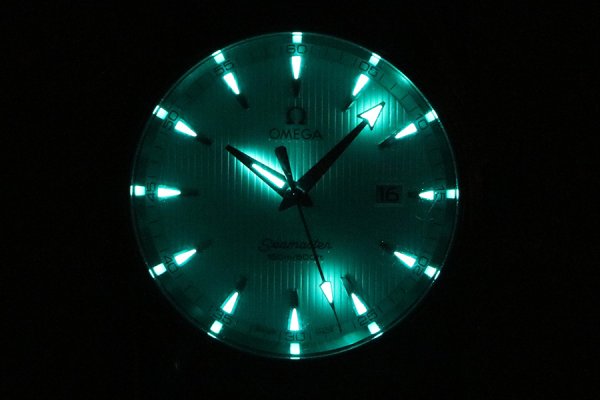 オメガ　シーマスター　アクアテラ　２３１．１０．３９　銀タペストリー文字盤　ライト暗闇