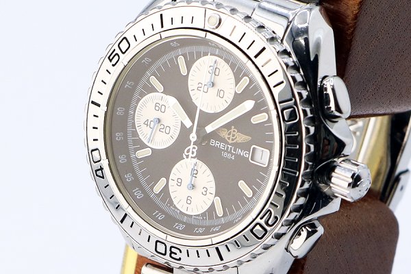 ブライトリング　クロノシャーク　Ａ１３０６１　黒文字盤　銀インダイアル　サイド拡大