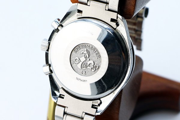 オメガ　スピードマスター　マーク４０　３５２０．５０　青文字盤　裏面拡大