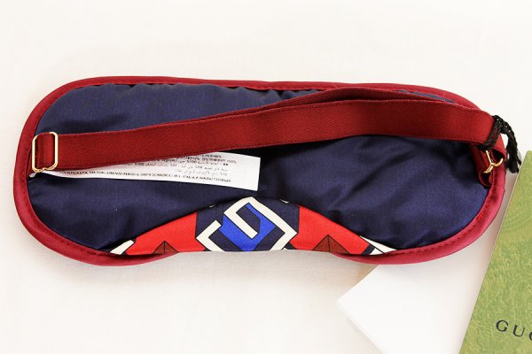グッチ トラベルアクセサリー ジオネトリックG プリント アイマスク 662423 レッド／ブルー　裏面