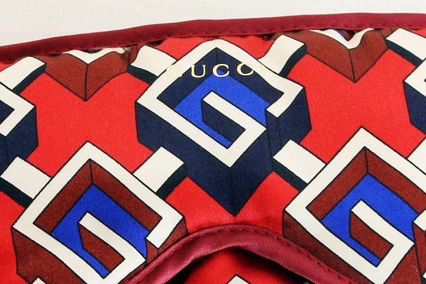 グッチ トラベルアクセサリー ジオネトリックG プリント アイマスク 662423 レッド／ブルー　拡大