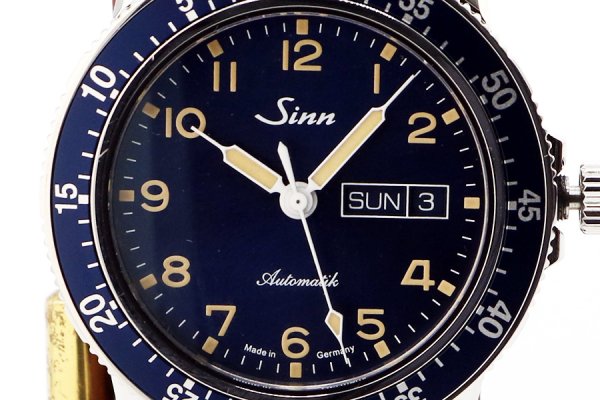 ジン　パイロットウォッチ　１０４　１０４．ＳＴ．ＳＡ．Ａ　青文字盤　表面拡大