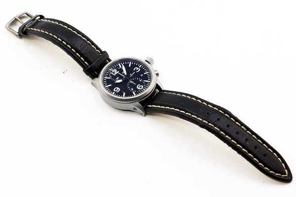 ７５６　クロノグラフ　黒文字盤　革ベルト状態　表面