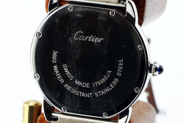 カルティエ　ロンドソロＬＭ　Ｗ６７０１００５　銀文字盤　裏面拡大
