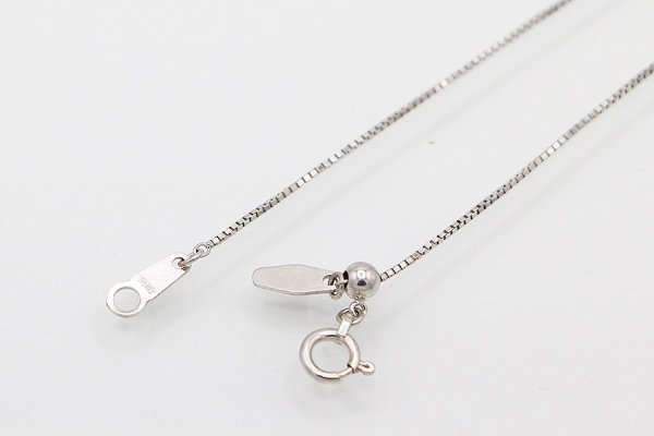 K18WG ダイアイリペンダントネックレス　0.23ct 2.80g　留め具外したイメージ