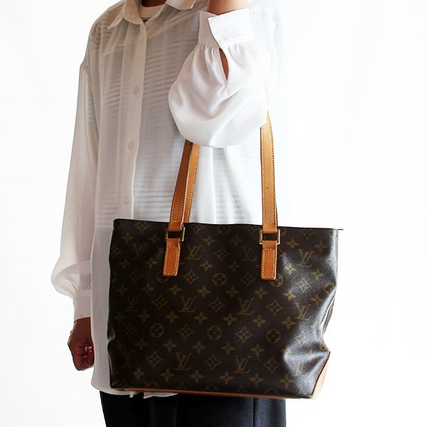 ルイ・ヴィトン　カバ・ピアノ M51148　持ったイメージ