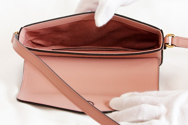 グッチ　GGスーパーミニ ショルダーバック 772794 525040 ピンク　中身