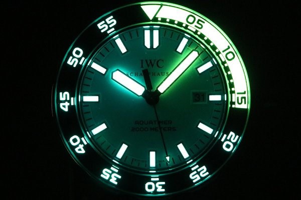 ＩＷＣ　アクアタイマー２０００　ＩＷ３５６８０６　白文字盤　ライト暗闇