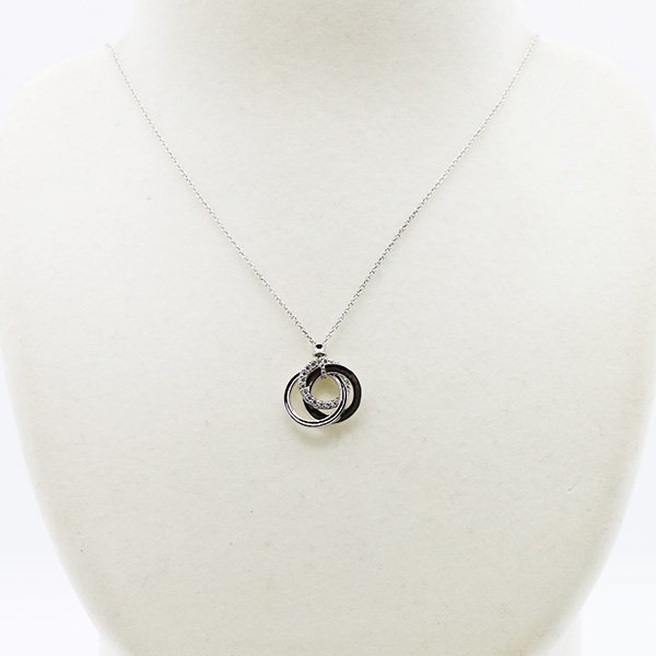 ティファニー　750WG トリプルインターロッキング ダイアイリペンダントネックレス 4.20g　装着イメージ