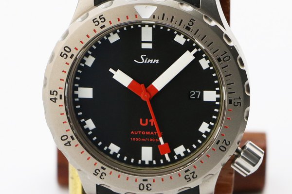 ジン　Ｕ１　１０００ｍダイバー　黒文字盤　表面拡大