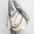 シャネル　シャネル19 チェーンショルダーバック AP0945 ベージュ　掛けたイメージ2