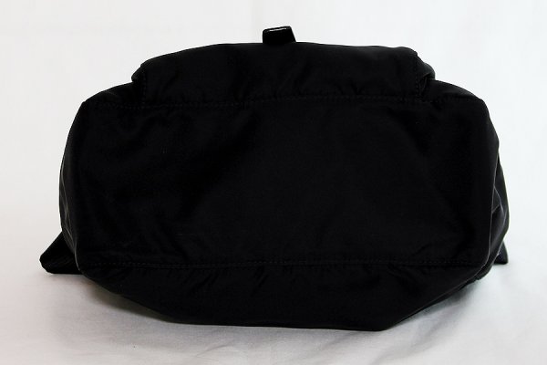 プラダ　ショルダーバック BT8994 ブラック　底
