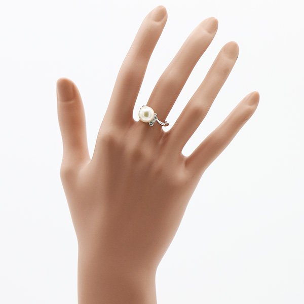PT900 パールダイアイリリング 9.00mm 0.30ct 5.20g　装着イメージ