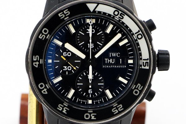ＩＷＣ　アクアタイマー２０００　クロノ　ＩＷ３６７６７０５　黒文字盤　ガラパゴス限定　表面拡大