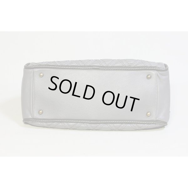 シャネル　チェーンショルダーアンティーク風　トートバッグ　グレー　底面