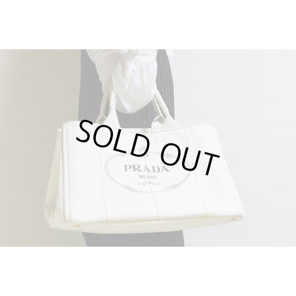 プラダ　カナパ トートバック BN1872 GREZZO アイボリー系　持ったイメージ
