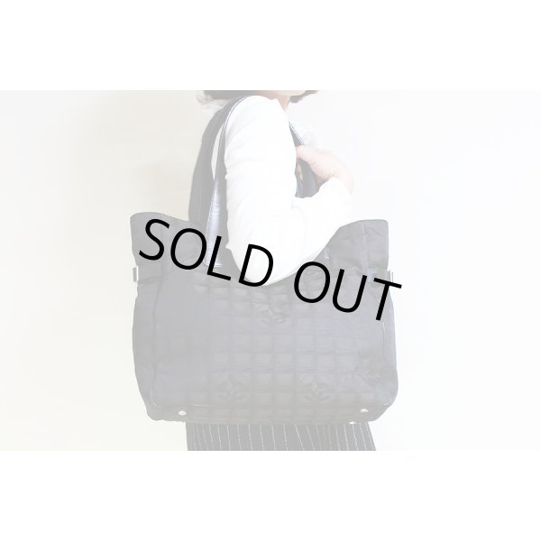 シャネル　ニュートラベルライン トートGM A15825 ダークブラウン／ブラック　装着イメージ