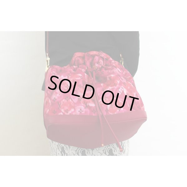 ルイヴィトン　ノエフルMM M94313 ローズアンディアン　巾着状態　持ったイメージ