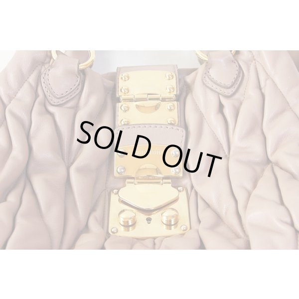 ミュウミュウ　マテラッセ2WAYバック RN0473 ピンクベージュ（CAMMEO）　金具部分小傷